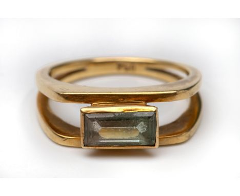 14 kt. Gouden ring bestaande uit twee banen waartussen een rechthoekige gefacetteerde lichtgroene toermalijn (facetranden bes