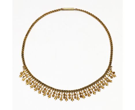 14 kt. Gouden festoencollier, ca 1900. De voorzijde voorzien van bloem- en bladvormige pampels (enkele beschadigd) bruto 17,6
