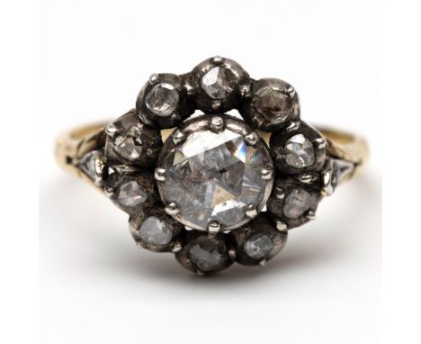 14 kt. Goud met zilveren rozetring, bezet met roosgeslepen diamant. De centrale steen met een diam. van ca. 7 mm bruto 5,6 gr