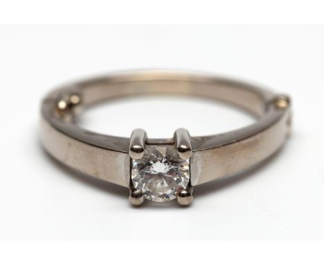 14 kt. Witgouden solitair ring met scharnier, bezet met een briljant geslepen diamant van ca. 0.38 ct.  bruto 5,3 gr., ringmt