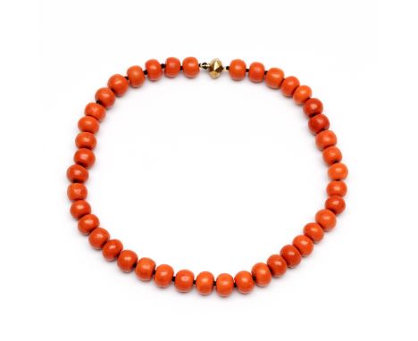 Bloedkoralen collier, van kaasjesvormige kralen (diam. 10 - 12 mm), aan een 14 kt. gouden paston sluiting bruto 71,2 gr., l. 