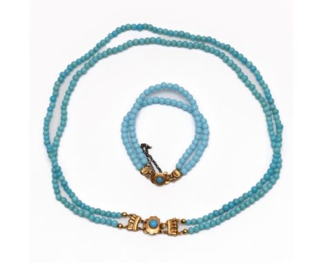 Collier en armband van lichtblauwe glaskralen, zgn. kinderkralen, 19e eeuw. Beide aan een 14 kt. gouden sluiting, bezet met e