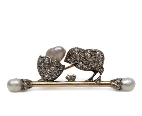 14 kt. Goud met zilveren staafbroche, 19e eeuw, met bovenop een kuikentje en gebroken ei, bezet met roosgeslepen diamant, een