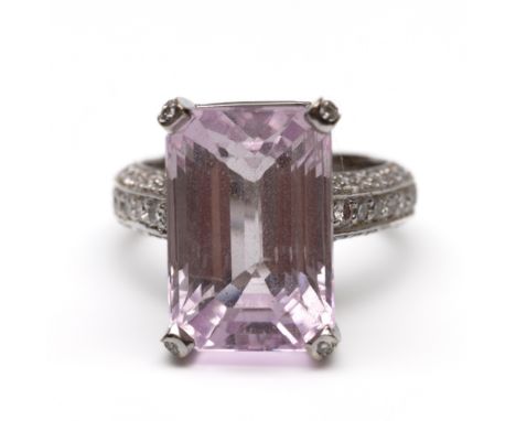 18 kt. Witgouden ring, bezet met een emerald geslepen kunziet (16 x 11 mm). De zetkast en scheen volledig bezet met briljant 