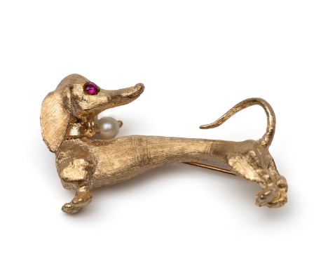 Beneden wettelijk gehalte gouden broche, midden 20ste eeuw. In de vorm van een teckel, met aan zijn halsband bungelend een pa