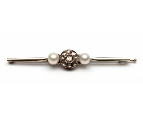 14 kt. Witgouden met zilveren staafbroche, bezet met twee parels waartussen een rozet bezet met roosgeslepen diamant bruto 6,