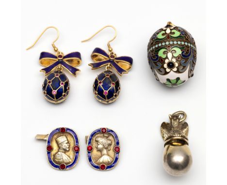 Rusland, diverse zilver vergulde sieraden. Een paar manchetknopen met portret van tsaar en tsarina Nicholaas II en Alexandra,