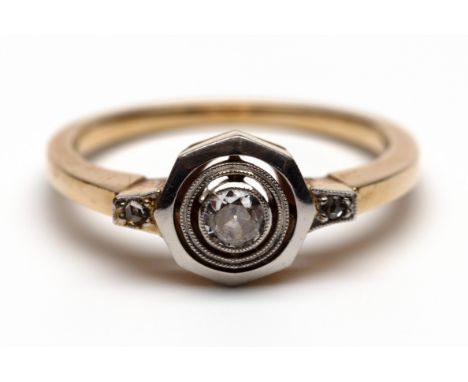 14 kt. Gouden ring, met een platina octogonale kop, bezet met een oud briljant geslepen diamant (ca. 0.12 ct.), de schouders 