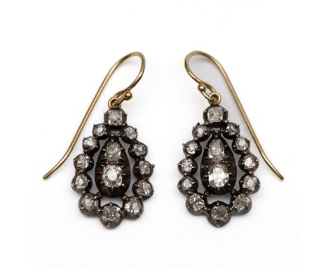 14 kt. Goud met zilveren druppelvormige oorhangers, bezet met oud briljant geslepen diamant met een totaalgewicht van ca. 1.8