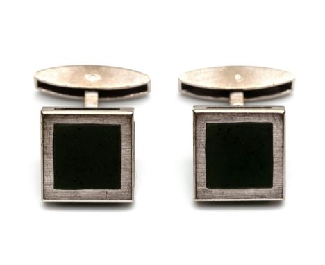 18 kt. Witgouden vierkante gematteerde manchetknopen, elk bezet met nefriet bruto 22,7 gr., h. 15 x b. 15 mm [2] 18 k. White 