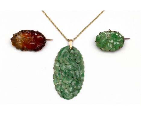 Gouden ovale hanger van gesneden jade met decor van bloemen. Aan een fijn 14 kt. gouden ankerschakel collier. Hierbij een bij