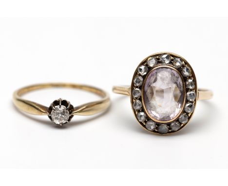 Twee 14 kt. gouden ringen. Eén ring bezet met een ovale gefacetteerde rozenkwarts (10 x 7 mm, facetten versleten) in een ento