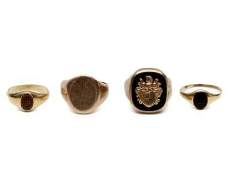 Vier gouden zegelringen. Onder andere bezet met onix en goudsteen. Eén in 8 kt. goud met wapenvormig applique, de ring zonder