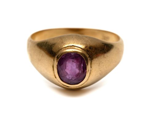 18 kt. Gouden bolle ring, bezet met een ovale gefacetteerde robijn van ca. 1.20 ct. (ca. 6.75 x 6 mm) bruto 5,7 gr., ringmt. 