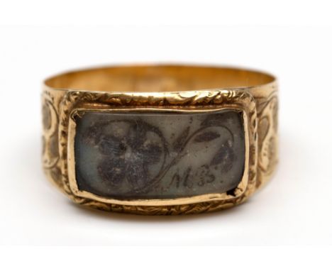 18 kt. Gouden rouwring, 19e eeuw. De voorzijde met compartiment waarachter een haarwerk met voorstelling van een vergeet me n