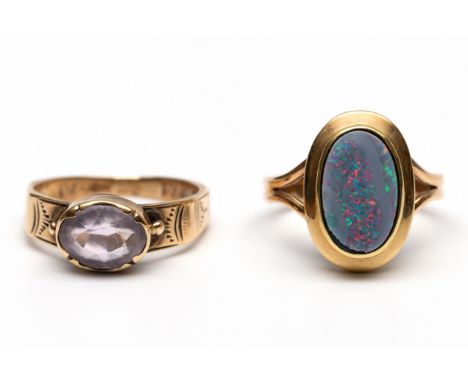 Twee 14 kt. gouden ringen, één bezet met een gefacetteerde amethist, de schouders gedecoreerd met gravé, de ander bezet met e