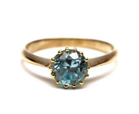 Beneden wettelijk gehalte gouden solitair ring, bezet met een blauwe natuurlijke zirkoon (diam. 6,5 mm) bruto 2,0 gr., ringmt