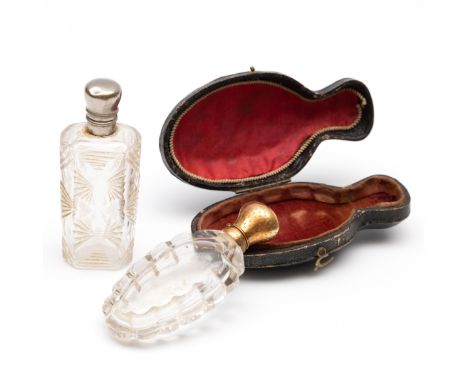 Twee kristallen parfumflacons, 19e eeuw. Eén met 14 kt. gouden montuur met gouden stopje, in etui. De ander met zilveren mont