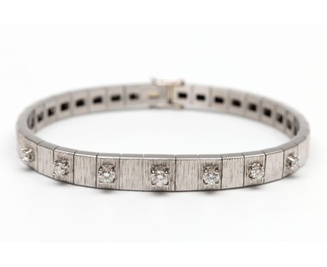 18 kt. Witgouden armband, jaren '60 - '70. In breedte aflopend vanuit het midden. Het oppervlak gearceerd gelijkend een booms