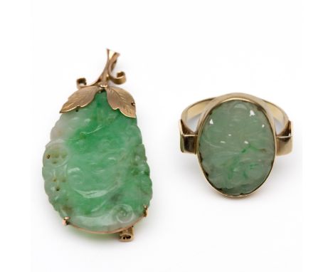Beneden wettelijk gehalte gouden ring en broche, tevens hanger, beide bezet met een gesneden jade met voorstelling van bloeme
