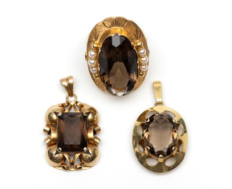 14 kt. Gouden ring, bezet met een ovale rookkwarts (25 x 13 mm) met aan weerszijden drie cultivé parels. Meesterteken A.J. Sp