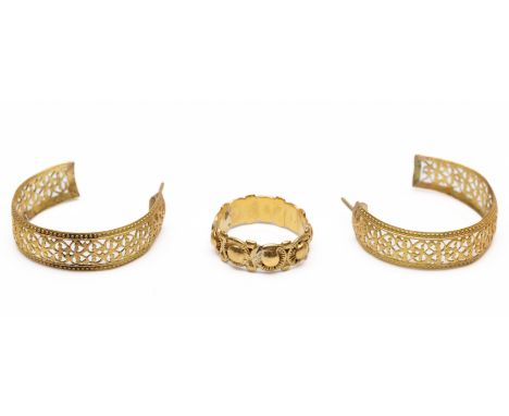 20 kt. Gouden ring, opgebouwd uit rozetvormige ornamenten (slijtage). Hierbij een paar 14 kt. gouden opengewerkte oorstekers 