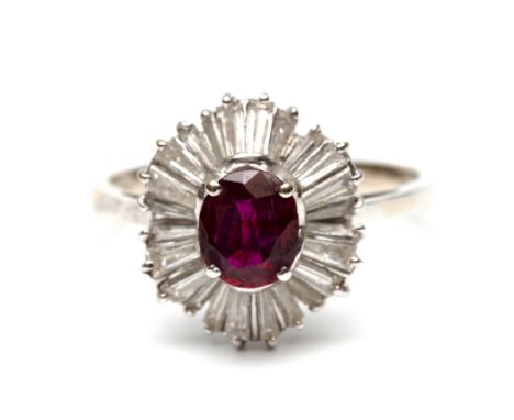 14 kt. Witgouden ballerina ring. Centraal bezet met een dieprode robijn van ca. 0.85 ct (ca. 7 x 6 mm) in een entourage van t