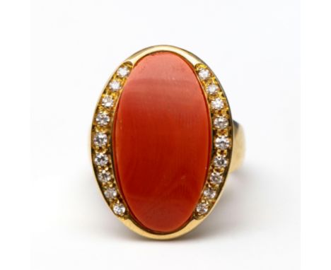 18 kt. Gouden ring, jaren '70. De bovenzijde met twee banen achtkant geslepen diamant, met een totaalgewicht van ca. 0.25 ct.