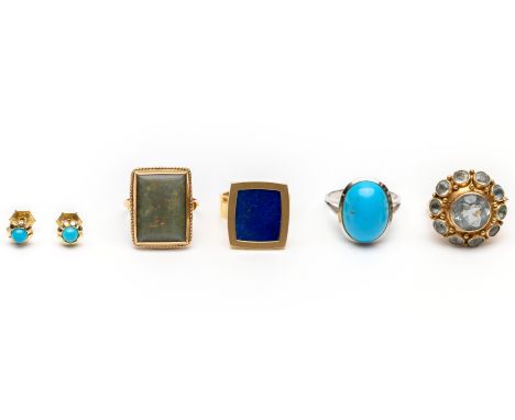 Vier gouden ringen, in 14 en 18 kt. goud. Bezet met turkoois, lapis lazuli, opaal doublet en aquamarijn. Hierbij een paar kle