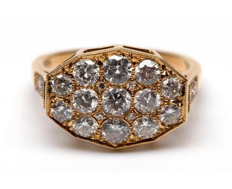 18 kt. Gouden ring, de bovenzijde zeshoekig en tezamen met de schouders bezet met briljant geslepen diamant met een totaalgew