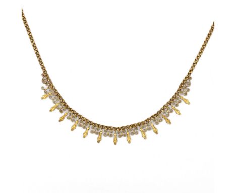 14 kt. Gouden festoen collier, ca. 1900. Met een decor van pampels en krullen. bruto 9,2 gr., l. 45 cm [1] 14 k. gold festoon