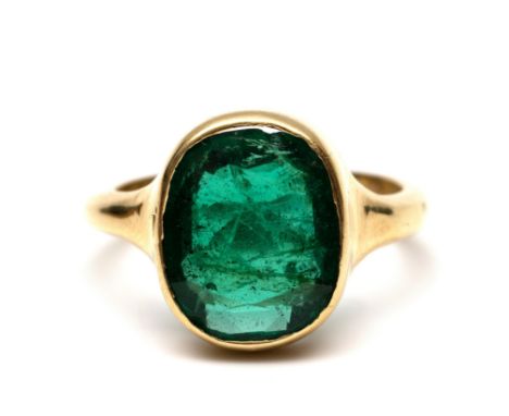 18 kt. Gouden ring, bezet met een ovale gefacetteerde diepgroene smaragd van ca. 3.00 ct. (ca. 12 x 10,4 mm) (chips) bruto 5,
