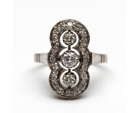 14 kt. Witgouden prinsessen ring, bezet met briljant en achtkant geslepen diamant met een totaalgewicht van ca. 0.45 ct.  bru