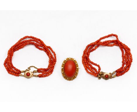 Twee identieke 14 kt. gouden armbanden en een broche, 19e eeuw. Allen met bloedkoraal.  bruto 30,1 gr. [3] Two identical 14 k