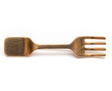 14 kt. gouden broche, in de vorm van een vork, de achterzijde gemerkt Cartier bruto 3,8 gr., h. 9,3 x b. 44,6 [1] 14 k. gold 