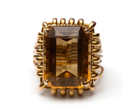 18 kt. Gouden ring, midden 20ste eeuw. Opgebouwd uit glad en getorst draadwerk. De bovenzijde bezet met een bruingele octagon