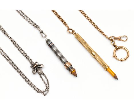 Twee vulpotloden met schakelketting, één in 14 kt. goud en een in zilver bruto 74,0 gr. [4] Two mechanical pencils with link 