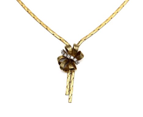 14 kt. Gouden collier, jaren '50. Opgebouwd uit twee strengen cobra schakels, aan de voorzijde samengebonden door ene strik w