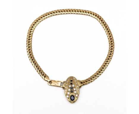 18 kt. Gouden gourmet schakel armband, met gestileerde scarabee, bezet met saffier en briljant geslepen diamant met een totaa