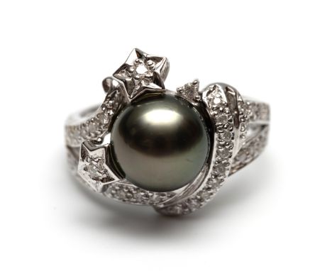 18 kt. Witgouden fantasie ring. Centraal bezet met een groen grijze Tahiti parel (diam. 9,5 mm), waaromheen sterren en krulle