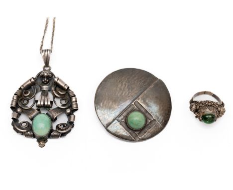 Zilveren ronde geciseleerde broche, Amsterdamse School. Bezet met een ronde cabochon geslepen amazoniet, meesterteken F.D. Du