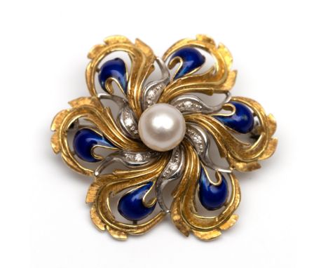 18 kt. Gouden broche in de vorm van een bloem, jaren '50 - '60. Centraal bezet met een cultivé parel. De bloemblaadjes met be