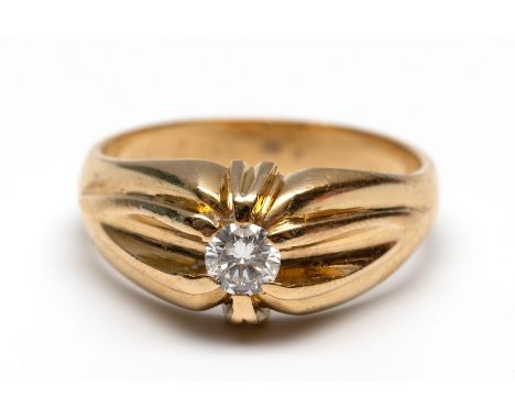 14 kt. Gouden gypsy ring, bezet met een briljant geslepen diamant van ca. 0.30 ct.  bruto 7,5 gr., ringmt. 19,25 [1] 14 k. go