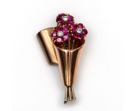 14 kt. Roodgouden broche, Retro, jaren '40. In de vorm van een ingepakt boeket van bloemen. De stelen van witgoud, de bloemha