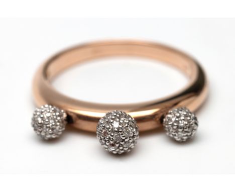 Otazu, 14 kt. roodgouden ring, de bovenzijde met drie witgouden bewegende bollen, bezet met diamant bruto 4,0 gr., ringmt. 17