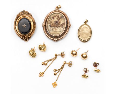 Een collectie diverse sieraden. Bestaande uit vier paar kleine oorstekers, een medaillon , broche bezet met onix en een hange