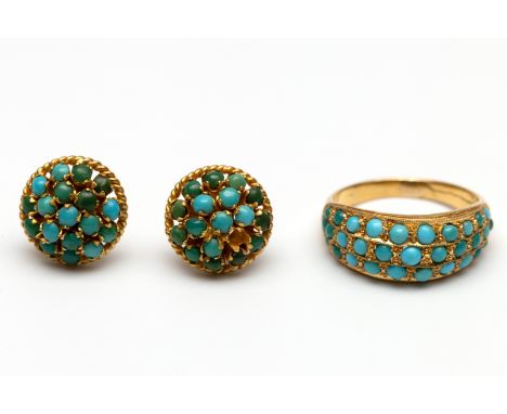 20 kt. Gouden ring en een paar bijpassende oorstekers. Allen pavé bezet met turkoois (één steen los, wel aanwezig) bruto 8,5 