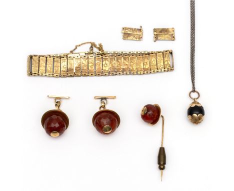 14 kt. Gouden armband, opgebouwd uit rechthoeken met een doorlopend patroon van bloemen (vier schakels los). Hierbij een paar