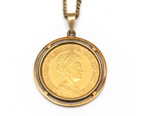 Gouden 10 gulden met Wilhelmina, 1911. In een gouden muntrand en aan een 14 kt. gouden gourmet schakel collier. Op diverse le