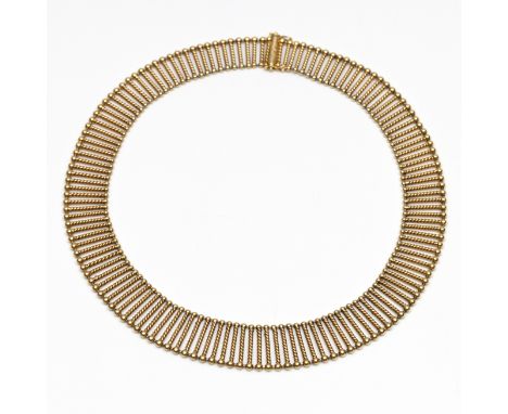 14 kt. Gouden collier, midden 20ste eeuw. Opgebouwd uit gedraaide spijltjes, aan weerszijden eindigend in een bol. In breedte